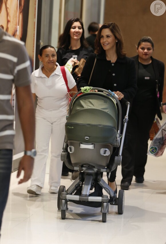 Guilhermina Guinle voltou a ser flagrada durante passeio com a filha, Mina, de apenas 2 meses, nesta segunda-feira, 18 de novembro de 2013