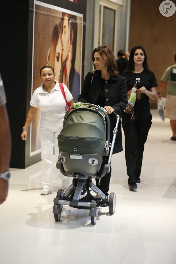 Guilhermina Guinle investiu no look todo preto com sapatilha confortável para o passeio no shopping, nesta segunda-feria, 18 de novembro de 2013