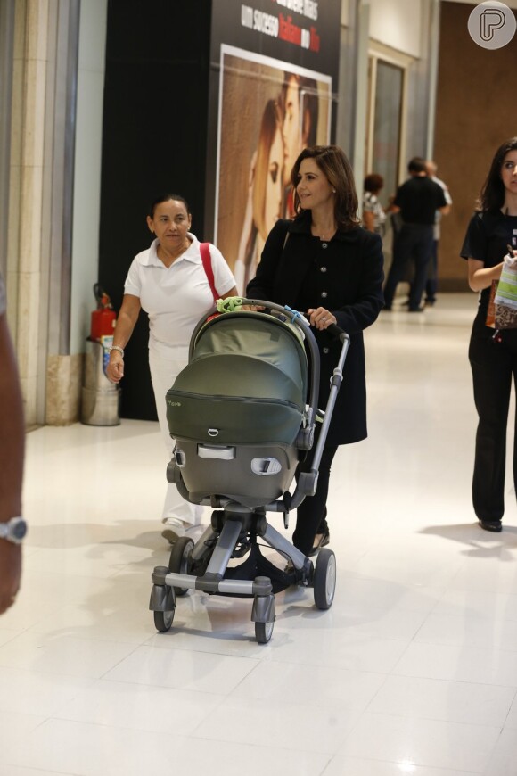 Guilhermina Guinle esteve com a filha no Barra Shopping, na Barra da Tijuca, Rio de Janeiro, em 18 de novembro de 2013