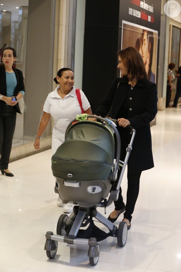 Guilhermina Guinle contou com a ajuda da babá para o passeio com a filha Mina, de apenas 2 meses, nesta segunda-feira, 18 de novembro de 2013