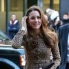 Kate Middleton usou o vestido durante um evento de caridade ao lado do príncipe William