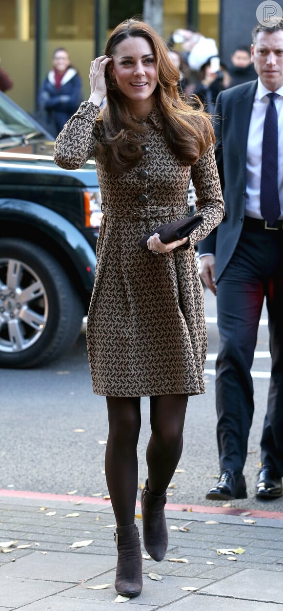 Kate Middleton usou o vestido durante um evento de caridade ao lado do príncipe William