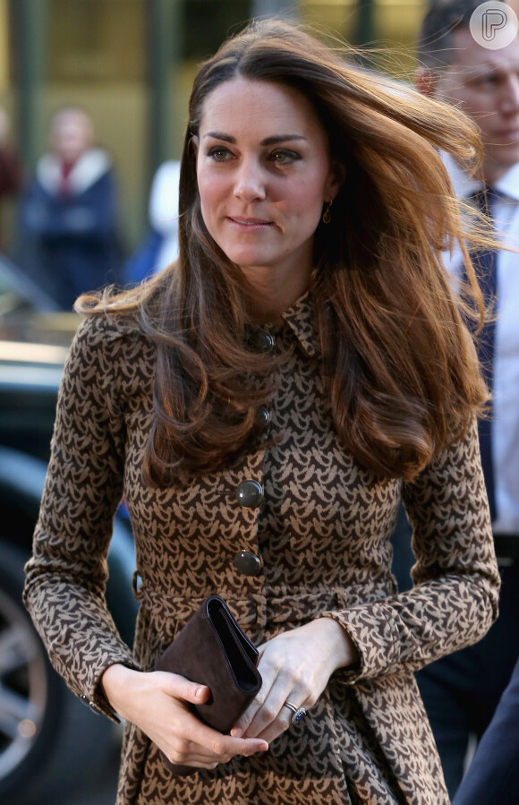 O vestido marrom usado por Kate é da marca Orla Kiely e custou, na época, 242 libras