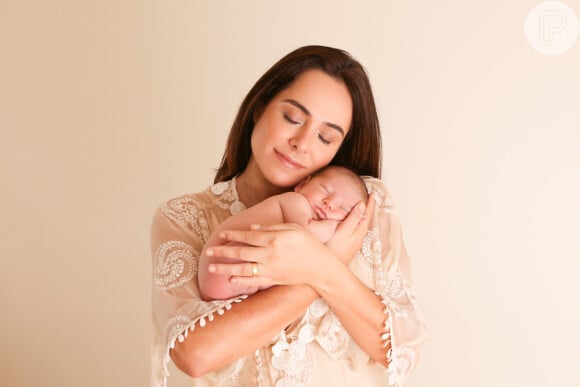 Cássia Linhares apresentou Antônio Bento, nascido em 9 de setembro de 2013. O bebê, hoje com 3 meses, é fruto do relacionamento da atriz com o advogado Renato Bussière