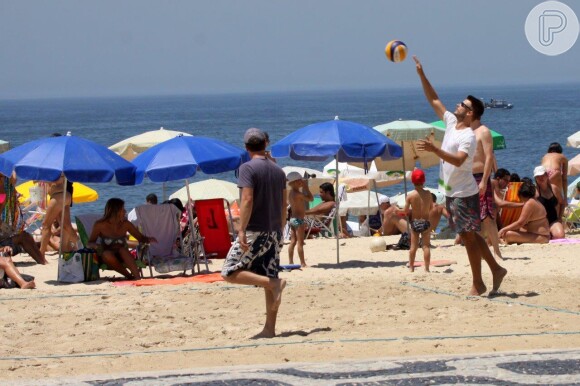 Rodrigo Hilbert ainda jogou vôlei na areia da praia do Leblon, no Rio de Janeiro