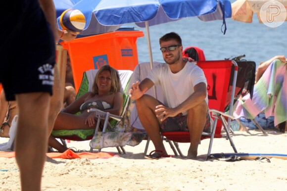 Rodrigo Hilbert curte feriado de sol quente na praia do Leblon, no Rio