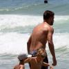 Rodrigo Hilbert curte feriado de sol quente com os filhos João e Francisco na praia do Leblon, no Rio, nesta quarta-feira, 20 de novembro de 2013