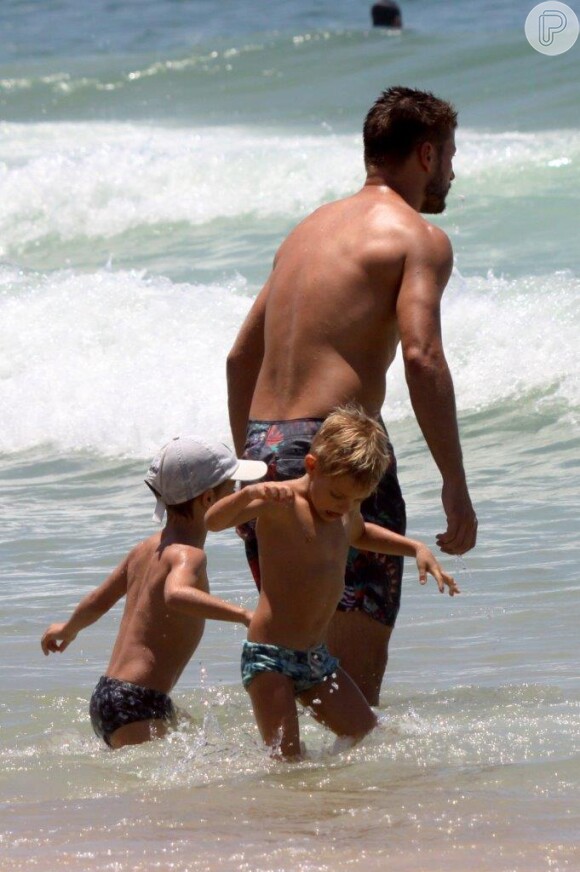 Rodrigo Hilbert curte feriado de sol quente com os filhos João e Francisco na praia do Leblon, no Rio, nesta quarta-feira, 20 de novembro de 2013