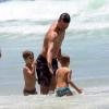 Rodrigo Hilbert curte feriado de sol quente com os filhos João e Francisco na praia do Leblon nesta quarta-feira, 20 de novembro de 2013