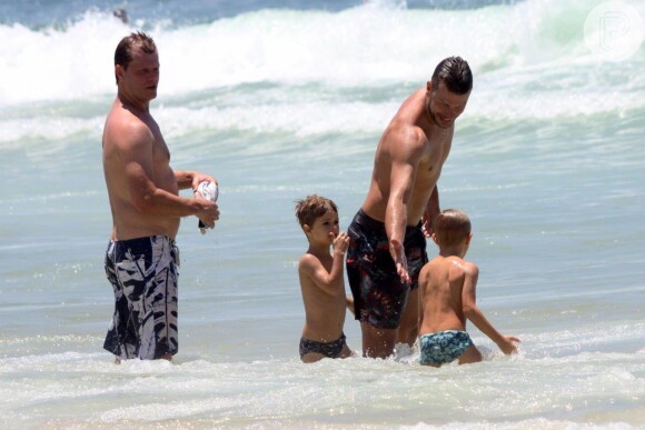 Rodrigo Hilbert curte feriado de sol quente com os filhos João e Francisco na praia do Leblon nesta quarta-feira, 20 de novembro de 2013