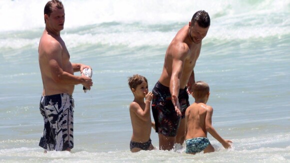Rodrigo Hilbert aproveita feriado ao lado dos filhos gêmeos em praia do Rio