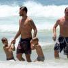 Rodrigo Hilbert dá a mão para os meninos na água na praia do Leblon