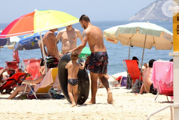 Rodrigo Hilbert coloca piscina de plástico na areia com ajuda do filho Francisco