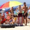 João e Joaquim curtem feriado de sol quente com o pai, Rodrigo Hilbert, na praia do Leblon, no Rio