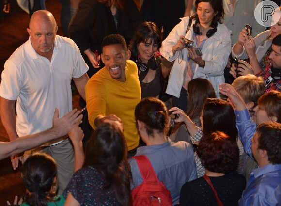 Will Smith tirou fotos com fãs após a coletiva de imprensa para divulgar o filme 'Focus'