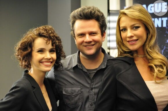 Selton Mello é fotografado ao lado de Débora Falabella e Luana Piovani, trio protagonista do seriado 'A Mulher Invisível', que ganhou o prêmio Emmy Internacional