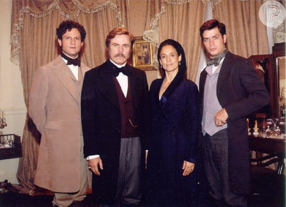 Reginaldo Faria, Sonia Braga, Fábio Assunção e Selton Mello posam nas gravações de 'A Força de um Desejo', novela exibida em 1999