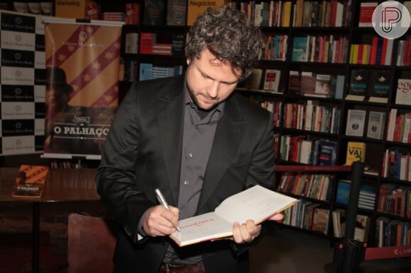 Selton Mello autografa livros 'O Palhaço' no dia 13 de novembro