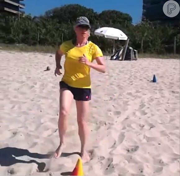 Leticia Spiller está suando a camisa para ficar em forma. A atriz publicou um vídeo em seu Instagram, nesta quinta-feira, 21 de novembro de 2013, onde aparece malhando na praia