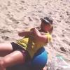 Usando uma bola para encaixar a coluna, Leticia Spiller fez abdominais na praia