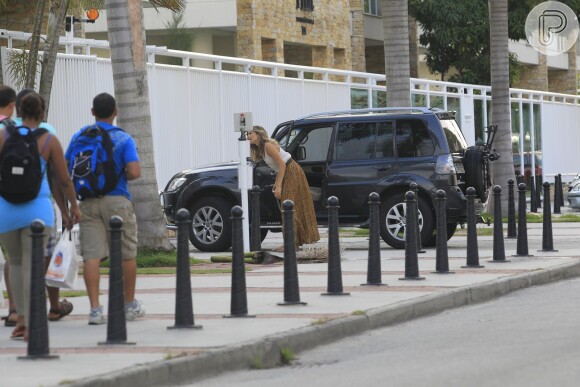 Grazi Massafera chega ao condomínio que morava com Cauã Reymond, duas horas depois do ex-marido entrar no local, na última terça-feira, 19 de novembro de 2013, no Itanhangá, no Rio de Janeiro
