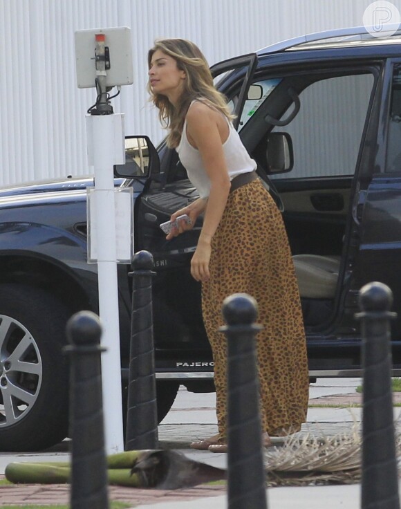 Grazi Massafera foi flagrada, na última terça-feira, 21 de novembro de 2013, no Itanhangá, no Rio de Janeiro, entrandando no condomínio que morava com Cauã Reymond, duas horas depois do ator já estar no local