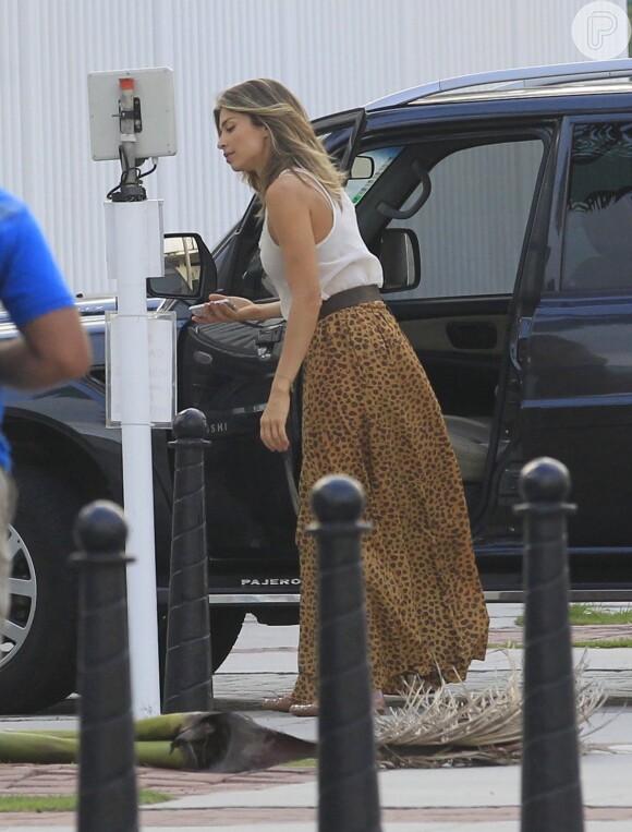 Grazi Massafera foi flagrada antes de entrar no condomínio que morava com Cauã Reymond, no Intanhangá, no Rio de Janeiro, dia 19 de novembro de 2013, terça-feira