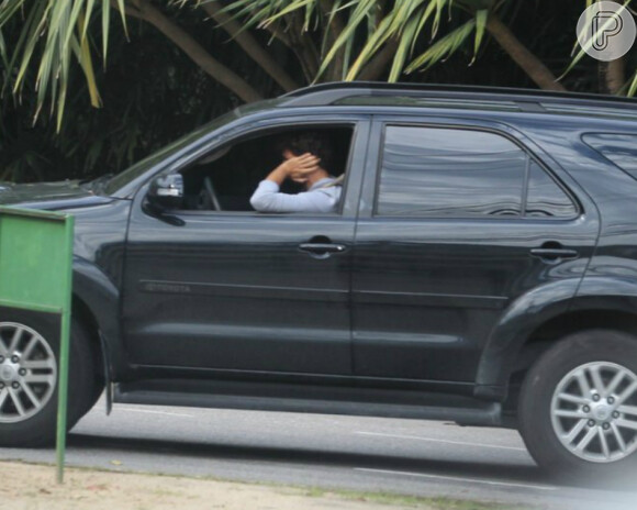 O ator Cauã Reymond foi visto entrando no condomínio horas antes de Grazi Massafera chegar ao local, na última terça-feira, 19 de novembro de 2013