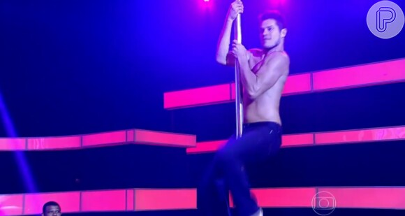 José Loreto tira a camisa e faz coreografia no pole dance, no programa 'Amor & Sexo'