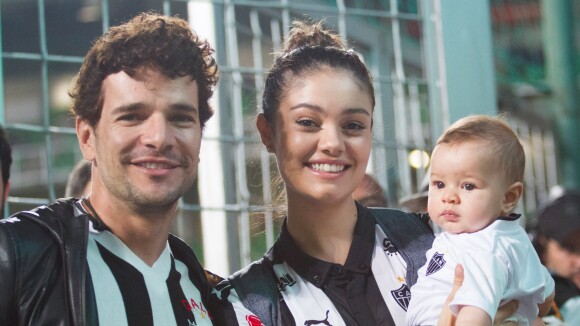 Sophie Charlotte e Daniel de Oliveira levam filho, de 4 meses, a jogo de futebol
