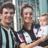 Sophie Charlotte e Daniel de Oliveira posaram para fotos, alegres, com o filho, Otto, de 4 meses, em jogo de futebol realizado no estádio Independência, em Belo Horizonte (MG), nesta segunda-feira, 08 de agosto de 2016
