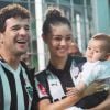 Sophie Charlotte e Daniel de Oliveira se divertem com o filho, Otto, de 4 meses, em jogo de futebol
