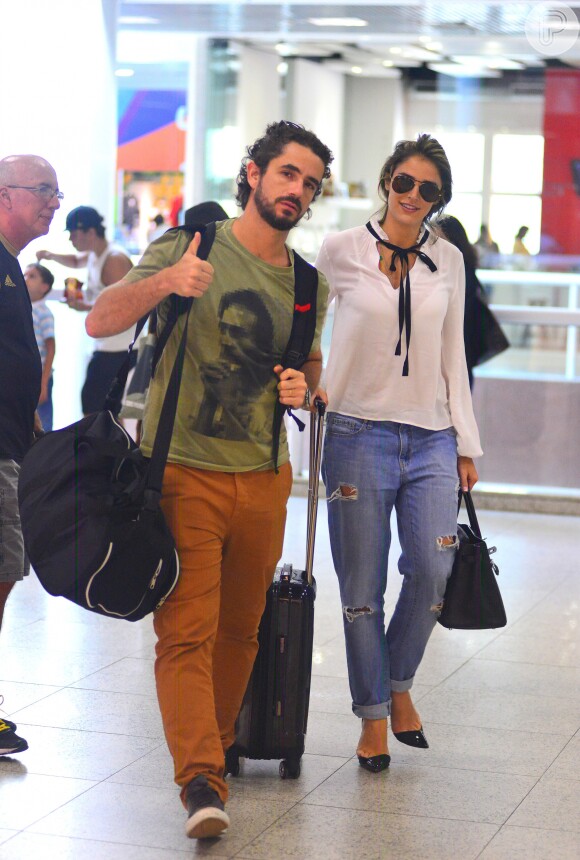Felipe Andreoli e Rafa Brites foram fotografados no aeroporto em março de 2016