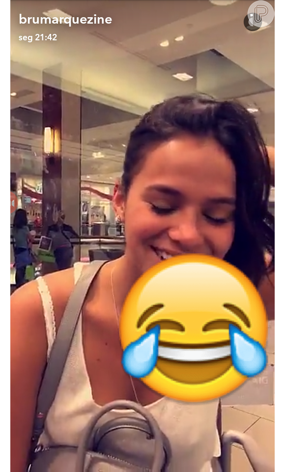 Bruna Marquezine decidiu colocar um piercing na orelha e mostrou o resultado final em sua conta no Snapchat na noite de segunda-feira, 8 de agosto de 2016