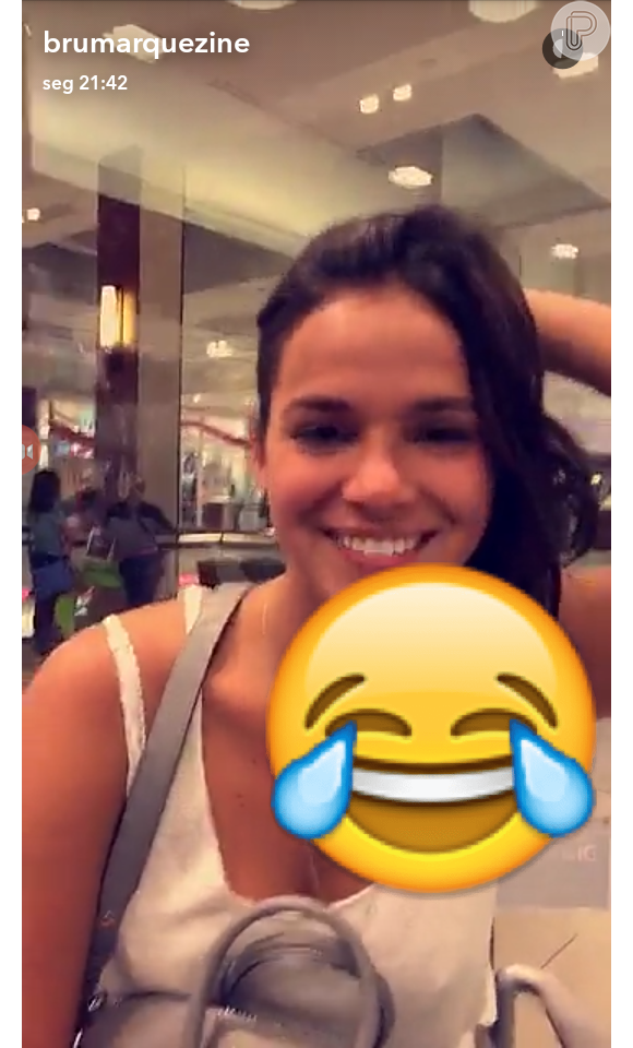 Bruna Marquezine postou no Snapchat o momento em que colocou um piercing na orelha