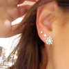 Bruna Marquezine colocou um piercing na orelha e mostrou o resultado final em sua conta no Snapchat