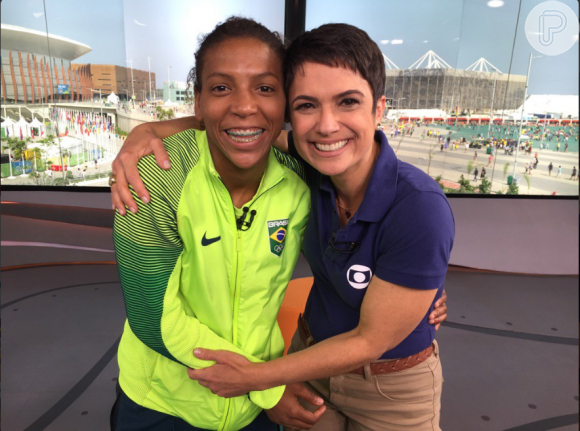 Sandra Annenberg abraça a campeã olímpica no judô, Rafaela Silva