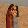 Josué (Sidney Sampaio) e Aruna (Thais Melchior) se beijam pela primeira vez no deserto, logo após a abertura do Rio Jordão, na novela 'A Terra Prometida'