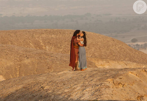 Josué (Sidney Sampaio) e Aruna (Thais Melchior) se beijam pela primeira vez no deserto, logo após a abertura do Rio Jordão, na novela 'A Terra Prometida'