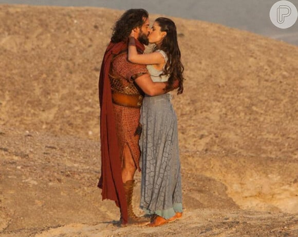 Josué (Sidney Sampaio) pede Aruna (Thais Melchior) em casamento, após beijá-la, nos próximos capítulos da novela 'A Terra Prometida'