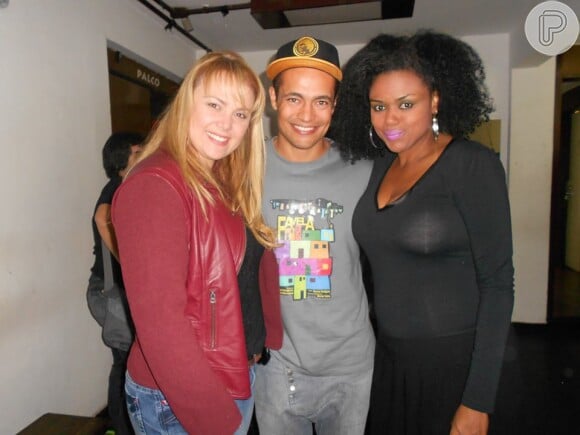 Rafael Zolly posa com a ex-paquita Ana Paula Almeida e a colega de cena em 'Favela', Carla Cristina, que está no elenco de 'Em Família'