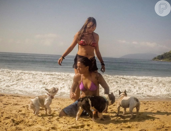 Rafaela Silva, medalha de ouro na Olimpíada Rio 2016, e a namorada, Thamara Cezar, têm três cachorros e vivem em Madureira, Zona Norte do Rio de Janeiro