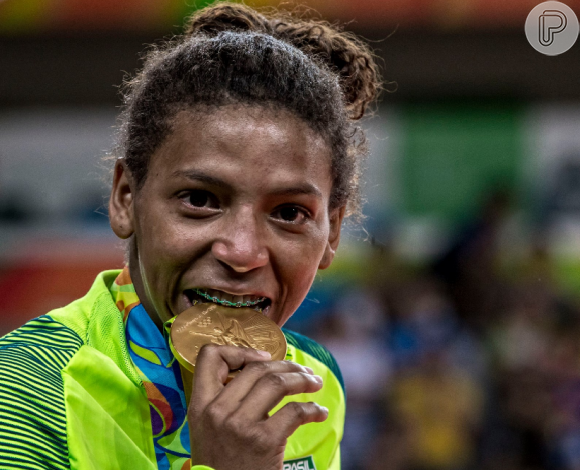 Rafaela Silva, medalha de ouro na Olimpíada Rio 2016, conta com o apoio da namorada, Thamara Cezar, com quem está há três anos, para se dedicar ao judô