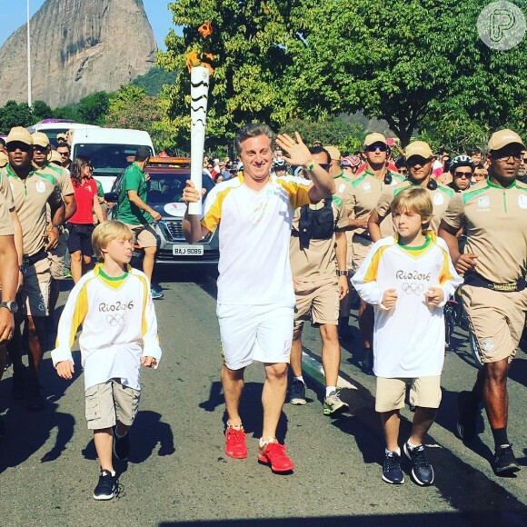 Luciano Huck carregou a Tocha Olímpica com os filhos Benício e Joaquim