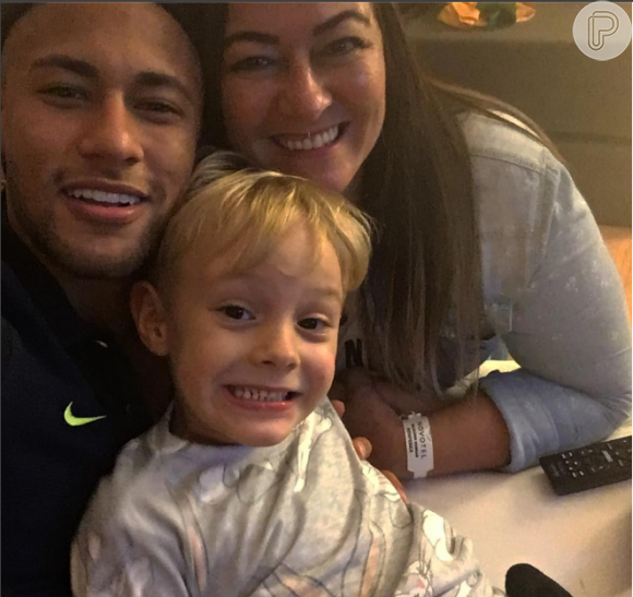 Neymar recebe apoio de sua mãe, Nadine, e do filho, Davi Lucca, antes do jogo do Brasil contra a Dinamarca na Olimpíada, nesta quarta-feira, dia 10 de agosto de 2016