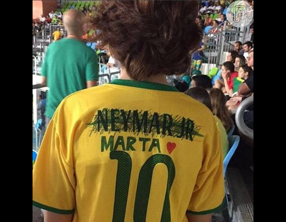 Neymar se tornou um dos assuntos mais comentados nas redes sociais. Tudo porque um menino apareceu com seu nome riscado e escrito Marta logo abaixo e ato viralizou