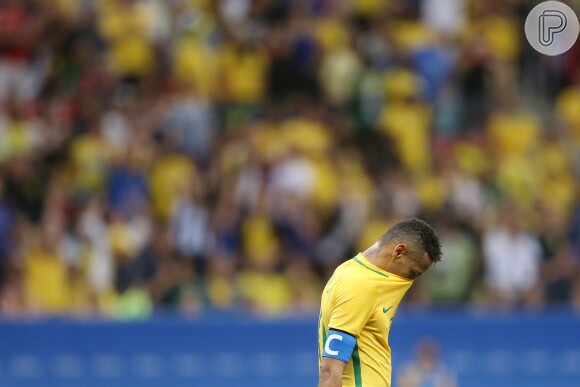 'As pessoas têm que apoiar as duas seleções. Tem que torcer para o Neymar, tem que torcer pela Marta. Tem que torcer para todo mundo porque todos nós somos brasileiros', afirmou a jogadora