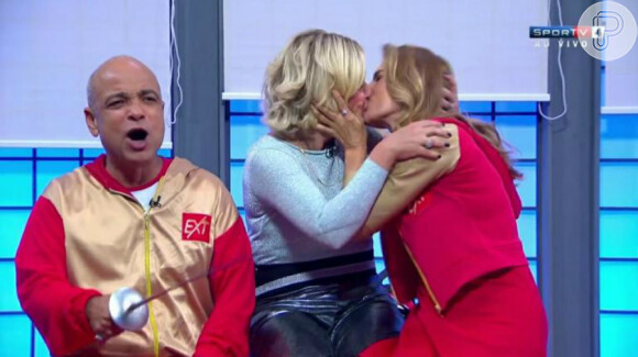Maitê Proença beija Astrid Fontenelle na boca em programa de TV