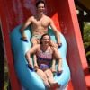 Mateus Solano e a mulher, Paula Braun, aproveitam as férias no Beach Park, Ceará