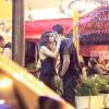 Nanda Costa é flagrada aos beijos com Davi Peduti em bar do Rio de Janeiro